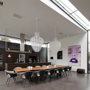 Идея дизайна: большая гостиная-столовая в современном стиле с полом из винила и серым полом