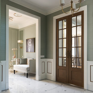 Idéer för att renovera en vintage hall, med vitt golv och grå väggar