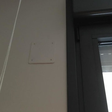 Instalado por dentro y corriente a caja eléctrica para que no se vea el cable ni