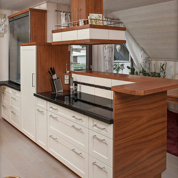 Einbauküche mit Lackfronten und Nussbaum Holz