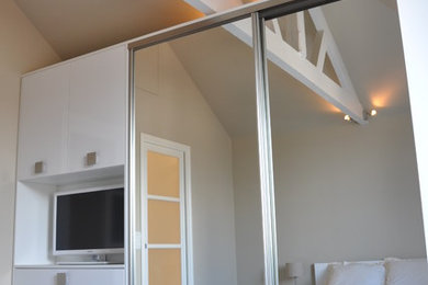 Cette photo montre une chambre moderne.