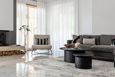 Пример оригинального дизайна: серо-белая гостиная комната в современном стиле с белыми стенами, полом из керамогранита, белым полом, панелями на части стены и ковром на полу
