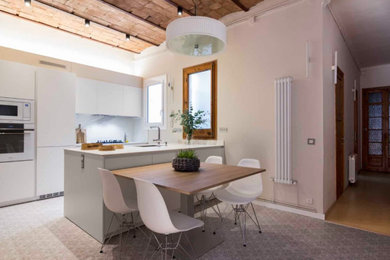 Diseño de cocinas en U blanco y madera tradicional renovado pequeño con puertas de armario blancas, una isla y barras de cocina