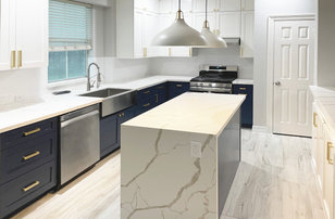 Photo of a large modern u-shaped eat-in kitchen in Houston with a farmhouse sink, white cabinets, granite benchtops, white splashback, subway tile splashback, stainless steel appliances, ceramic floors, with island, grey floor and white benchtop.