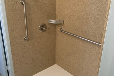 Mittelgroßes Klassisches Badezimmer En Suite mit bodengleicher Dusche, Duschvorhang-Duschabtrennung, braunen Fliesen und Steinplatten in Phoenix