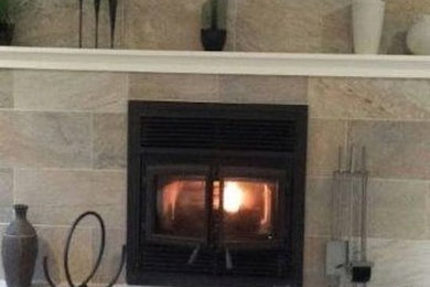 グランドラピッズにある広いおしゃれなリビング (横長型暖炉、コンクリートの暖炉まわり) の写真