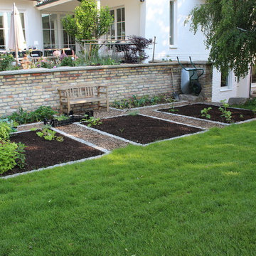 Garten A - Überdachter Grillplatz, neubepflanzte Beete und ein Baumhaus