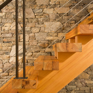 Modelo de escalera recta, rústica, sin contrahuella, con escalones de madera