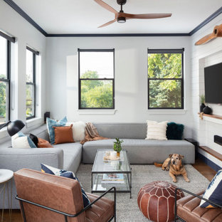 Mittelgroßes, Abgetrenntes Klassisches Wohnzimmer ohne Kamin mit weißer Wandfarbe, braunem Holzboden, Wand-TV, braunem Boden, eingelassener Decke und Holzdielenwänden in Denver