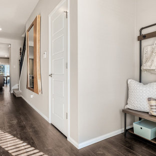 Bild på en mellanstor eklektisk foajé, med grå väggar, laminatgolv, en enkeldörr, en vit dörr och grått golv