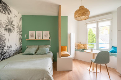 Cette image montre une petite chambre parentale blanche et bois design avec un mur vert, un sol en bois brun, un sol marron et du papier peint.