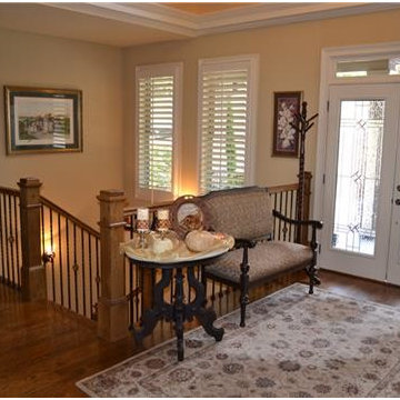 Mountain-Style Ranch House - Entryway