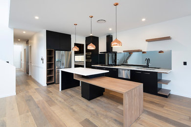 Inspiration for a modern kitchen in Brisbane.