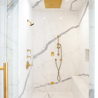 Immagine di una grande stanza da bagno padronale moderna con consolle stile comò, ante grigie e top in onice