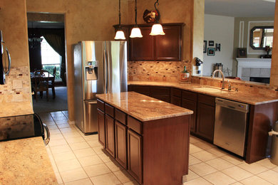 Kitchen - traditional kitchen idea in Austin