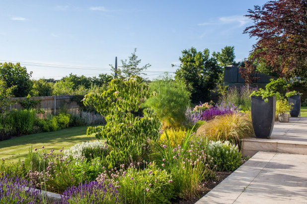 Yard of the Week: Flowing Garden Beds and an Entertaining Space