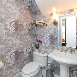 Idée de décoration pour une petit salle de bain bohème avec un WC séparé, un mur gris, un sol en carrelage de céramique, un lavabo de ferme, un sol multicolore, des toilettes cachées, meuble simple vasque, meuble-lavabo sur pied et du papier peint.