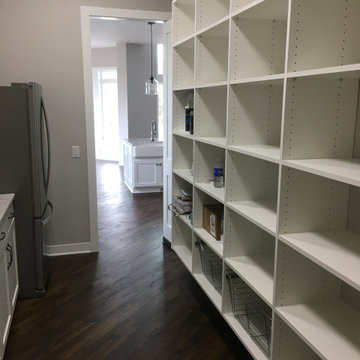 Pantry in white