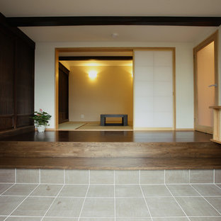 他の地域の和風のおしゃれな玄関 (白い壁、畳) の写真