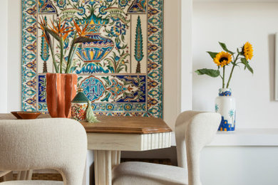 Aménagement d'une salle à manger de taille moyenne avec une banquette d'angle, un mur blanc, un sol en bois brun et un sol marron.