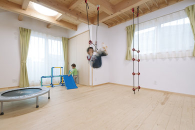 他の地域にあるおしゃれな小さい子供の部屋 (淡色無垢フローリング、ベージュの床) の写真