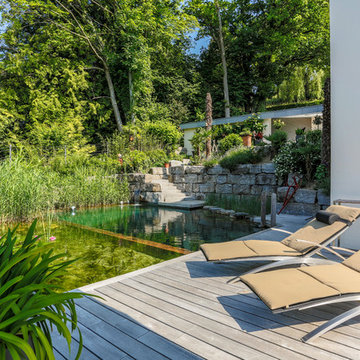 Schwimmteich mit Blick auf den Bodensee
