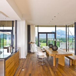 他の地域の広いコンテンポラリースタイルのLDKの画像 (無垢フローリング、暖炉なし、白い壁)