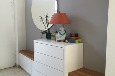 Moderner Flur mit grauer Wandfarbe in Hannover