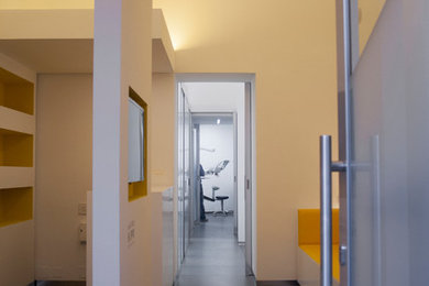 Esempio di un ingresso minimal di medie dimensioni con pareti bianche, pavimento in gres porcellanato, una porta a due ante, una porta in metallo e pavimento multicolore