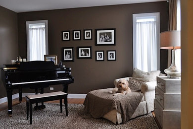 Example of a transitional home design design in Chicago