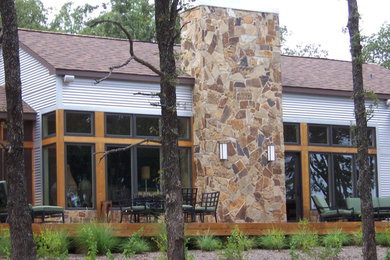 Photo of a contemporary one-storey house exterior in Dallas with metal siding.