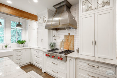 Example of a classic kitchen design in Atlanta