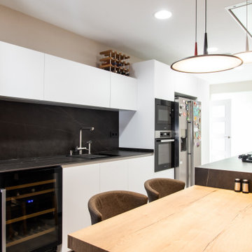 Amplia Cocina Santos con Vitrina Columnas Noir