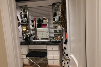 9x9 ft walk in closet with a makeup vanity