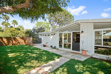Example of a 1960s entryway design in Orange County