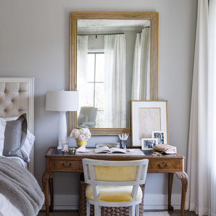 Ejemplo de dormitorio principal, tradicional, de tamaño medio, sin chimenea, con paredes grises, suelo de madera oscura y suelo marrón