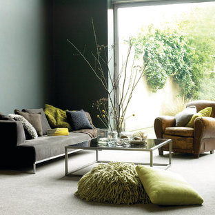 Bild på ett funkis allrum med öppen planlösning, med heltäckningsmatta och grått golv