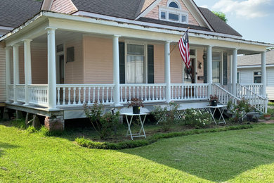 Arts and crafts porch idea in New Orleans