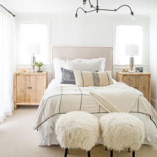 Foto de dormitorio marinero, sin chimenea, con paredes blancas, moqueta y suelo beige