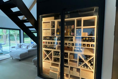 Aménagement d'une cave à vin contemporaine avec des casiers.