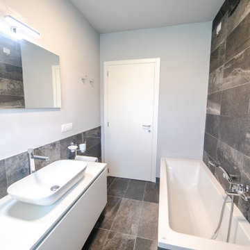Bagno con Vasca, Vano per lavatrice e Mobile Lavabo