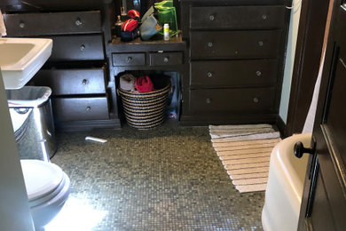 Bathroom - bathroom idea in New York