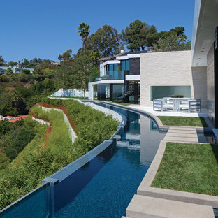 ロサンゼルスのオーダーメイドコンテンポラリースタイルのおしゃれなインフィニティプールの写真