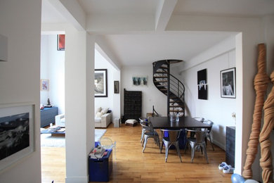Aménagement d'une salle de séjour éclectique ouverte avec parquet clair.
