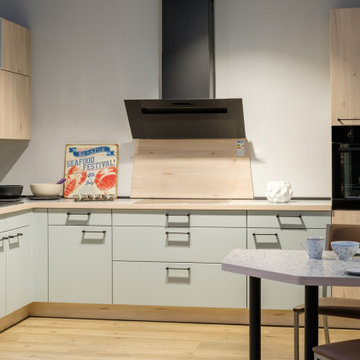 Moderne Helle Küche mit Holz Kombiniert L-Form