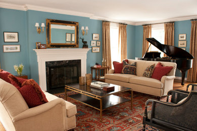 ボストンにある高級な広いトランジショナルスタイルのおしゃれなリビング (青い壁、無垢フローリング、標準型暖炉、石材の暖炉まわり、テレビなし、茶色い床) の写真