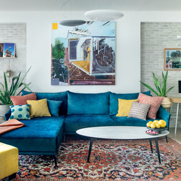 Türkises Ecksofa mit Kunst und Pflanzen
