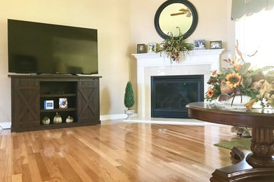 Elegant living room photo in St Louis
