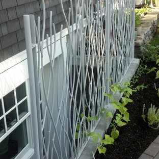 Kleiner Stilmix Garten neben dem Haus mit direkter Sonneneinstrahlung, Betonplatten und Pflanzwand in Seattle