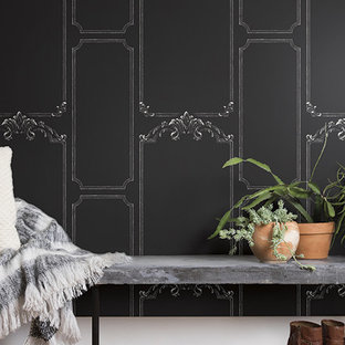 Exempel på en eklektisk entré, med svarta väggar, klinkergolv i terrakotta och orange golv